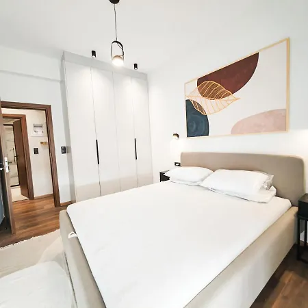 Ako12 - New, Stylish, Bright, Balcony Apartment